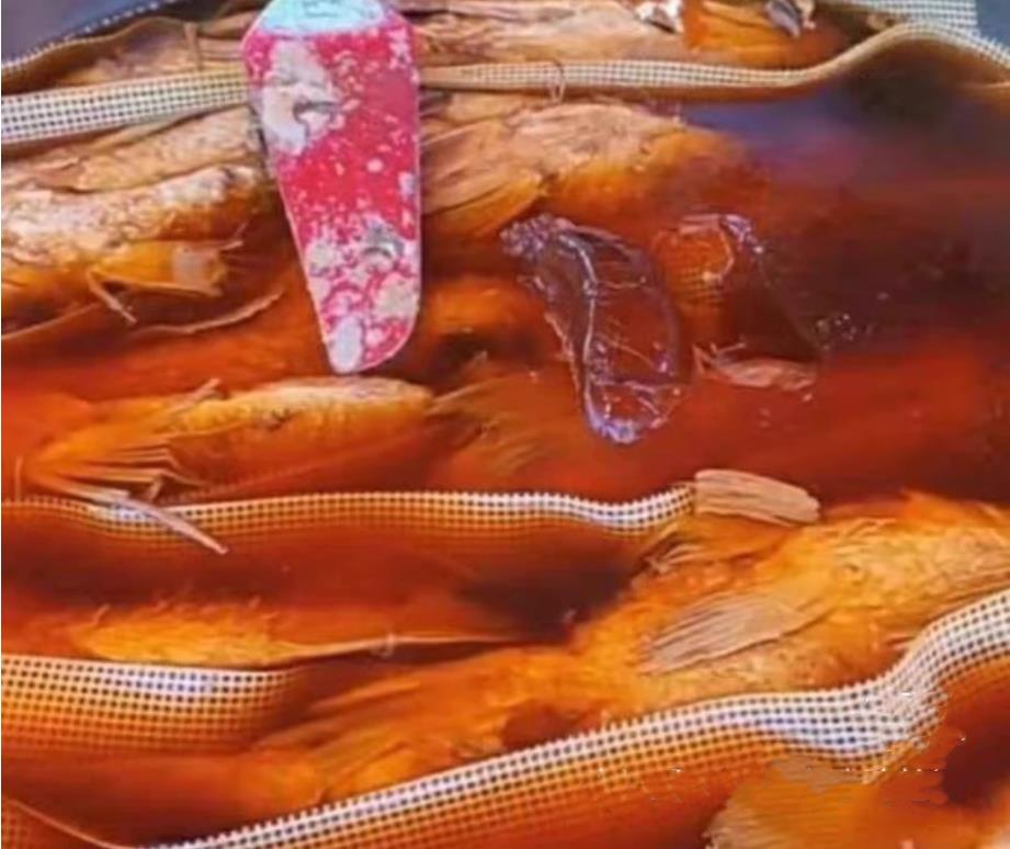 图片[4]-正宗酥鱼技术小吃配方鲤鱼处理煮鱼制作调味料配比操作手法技巧视频教学-破浪小吃技术网