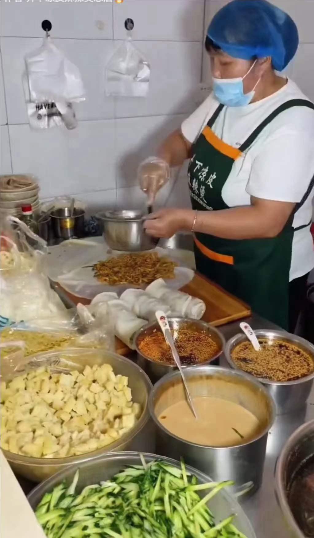 图片[3]-拌凉皮小吃技术配方河南濮阳小吃卷裹凉皮做法小吃配方视频摆摊创业开店商用-破浪小吃技术网